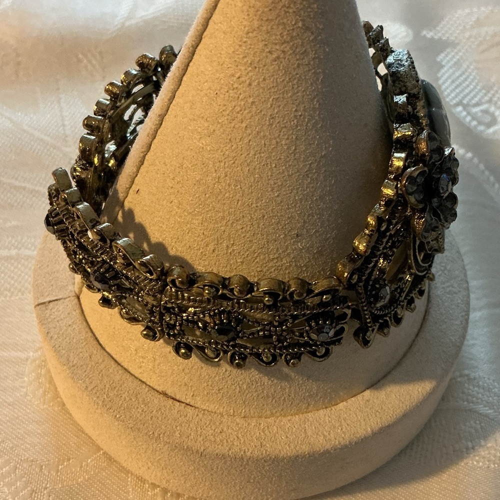 Black and White Cameo Antique Gold Tone Cuff Bracelet - Picture 5 of 5